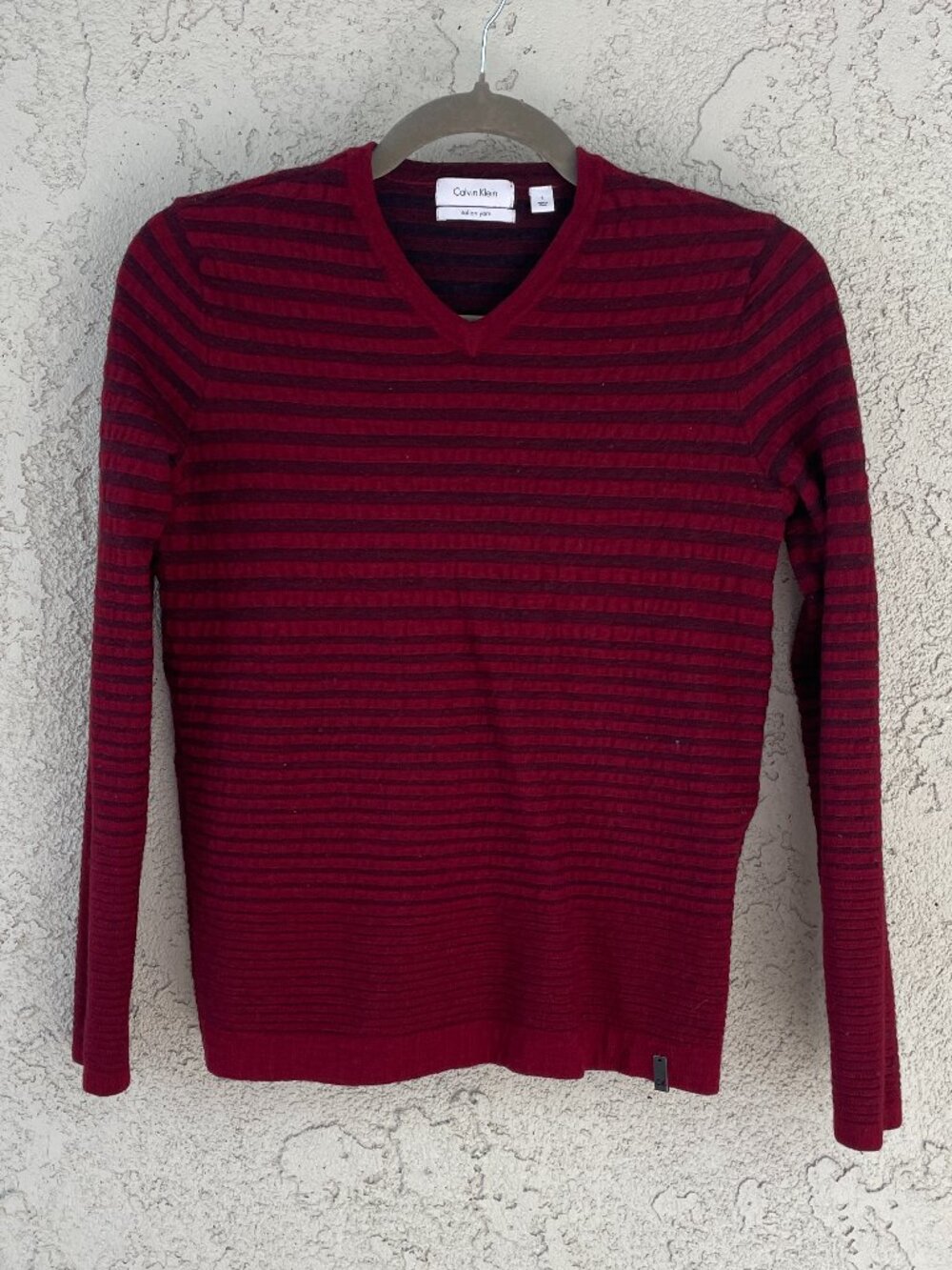 Calvin Klein Mens Striped Merino Wool Blend V Neck Pullover Sweater Red Small
